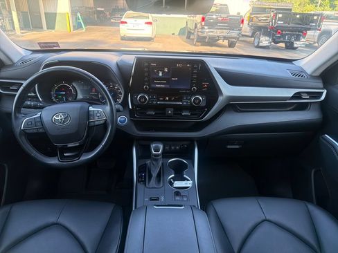 Used 2021 Toyota Highlander XLE AWD/4WD image 16