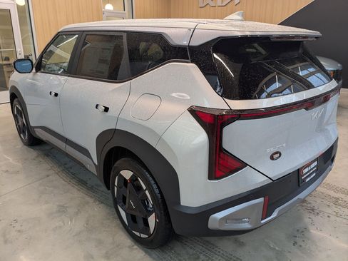 New 2027 Kia Seltos S FWD image 3