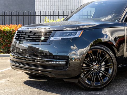 Used 2025 Land Rover Range Rover Long Wheelbase SE image 11