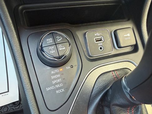 Used 2022 Jeep Cherokee Trailhawk w/ Comfort/Convenience Group AWD/4WD image 27