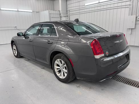 Used 2015 Chrysler 300 Limited RWD image 4