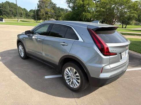 Used 2024 Cadillac XT4 Luxury w/ Cold Weather Package FWD image 5