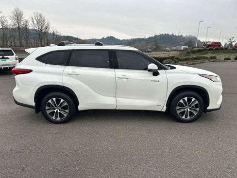 Used 2021 Toyota Highlander XLE image 2