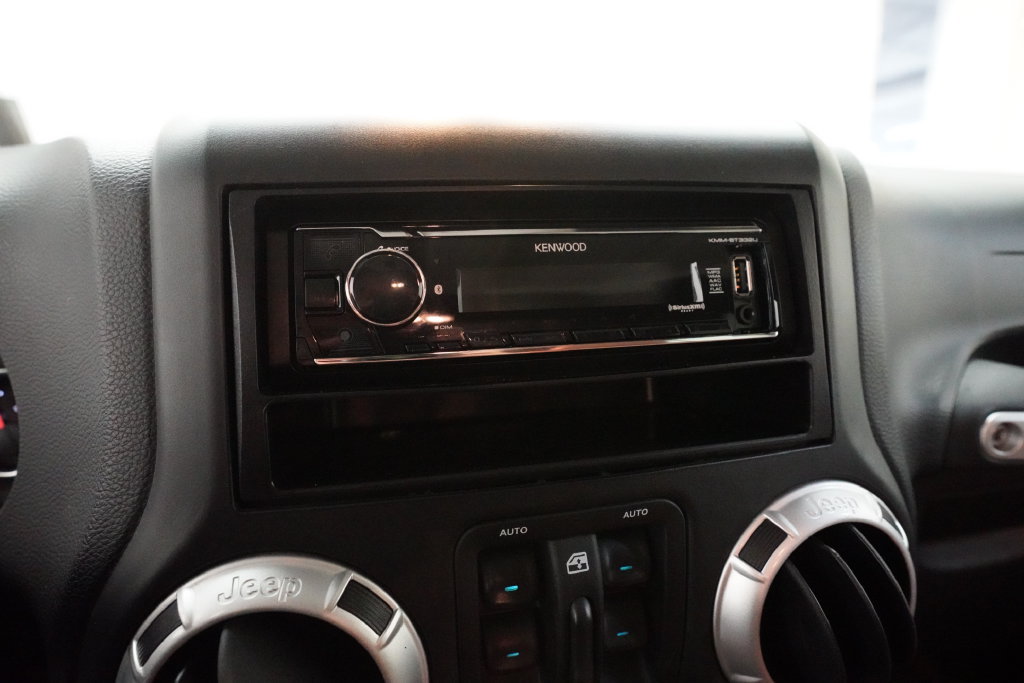 Used 2013 Jeep Wrangler Unlimited Sahara w/ Connectivity Group AWD/4WD image 6