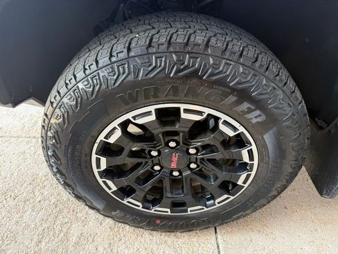 Used 2026 GMC Canyon AT4 w/ Technology Plus Package image 8