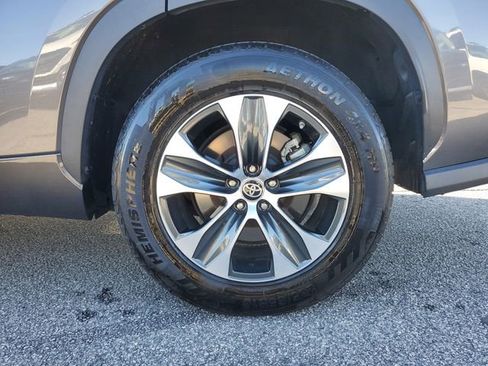 Used 2022 Toyota Highlander XLE image 12