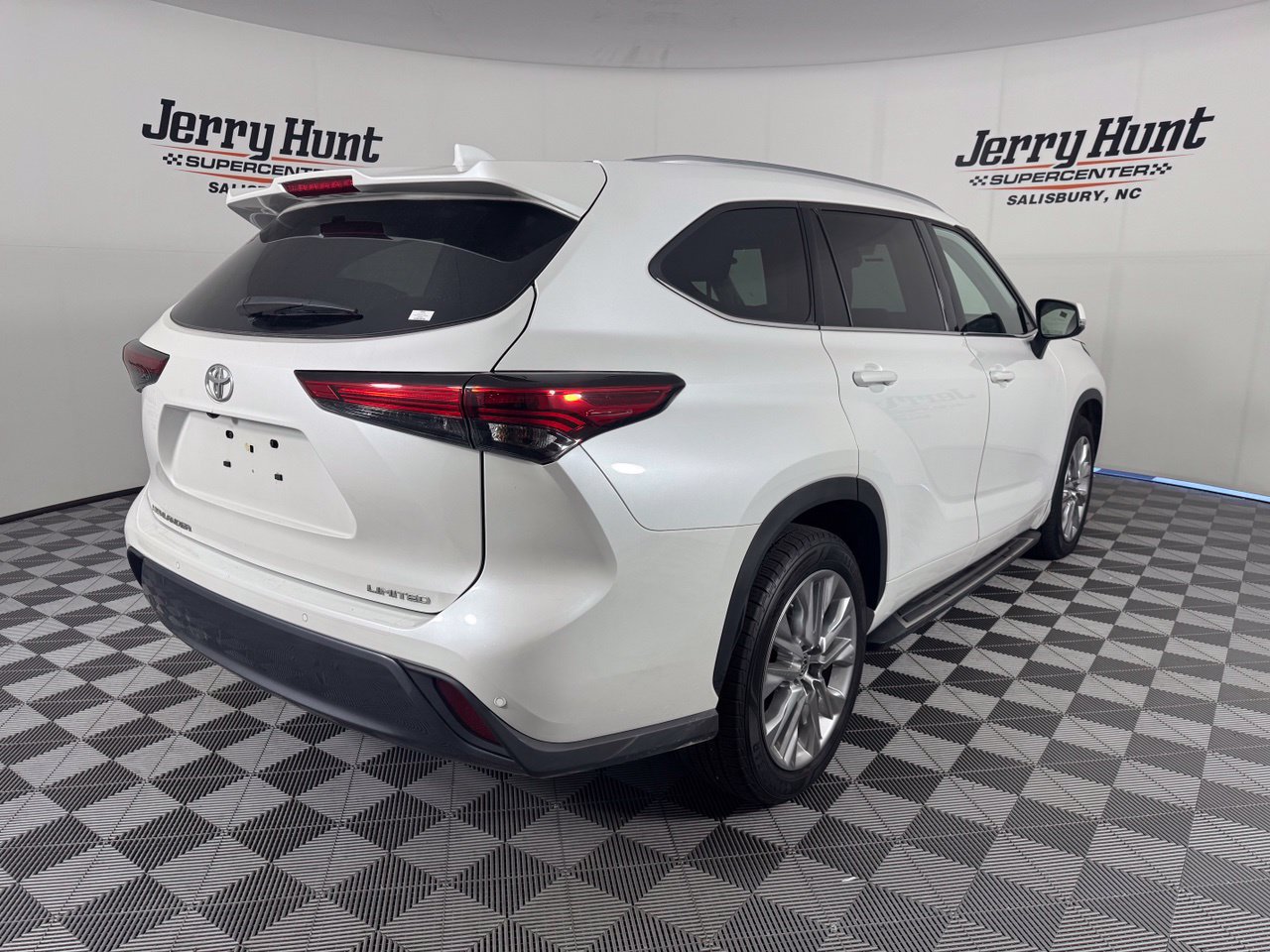 Used 2023 Toyota Highlander Limited FWD image 7
