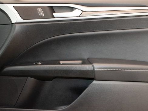 Used 2018 Ford Fusion SE w/ Fusion SE Technology Package FWD image 11