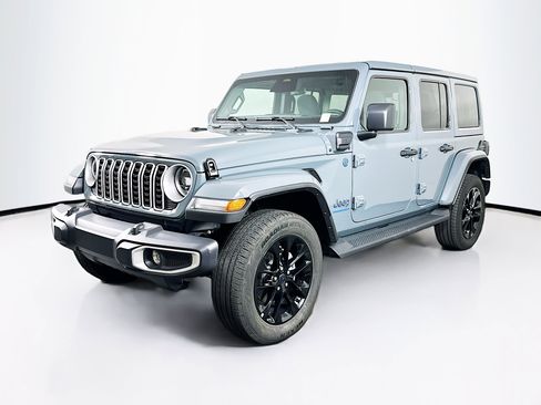 Used 2025 Jeep Wrangler Sahara image 3