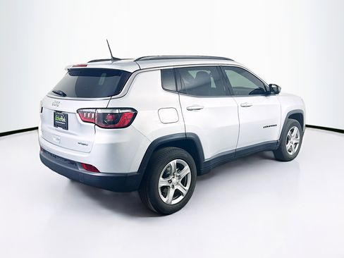 Used 2024 Jeep Compass Latitude image 9