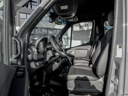 Used 2025 Mercedes-Benz Sprinter 2500 image 13