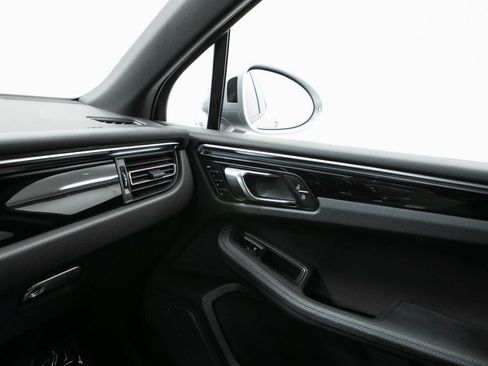 Certified 2024 Porsche Macan AWD/4WD image 30