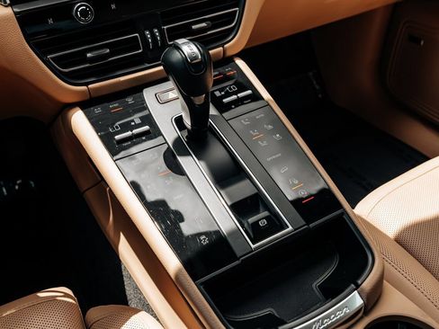 Used 2024 Porsche Macan AWD/4WD image 34