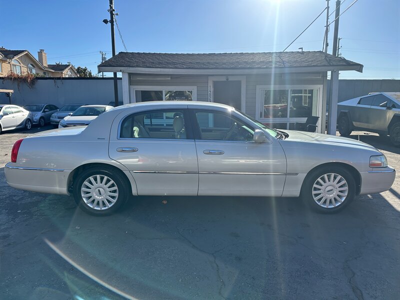 Used 2004 Lincoln Town Car Ultimate RWD image 4