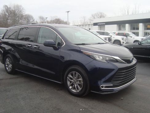 Used 2024 Toyota Sienna XLE image 3