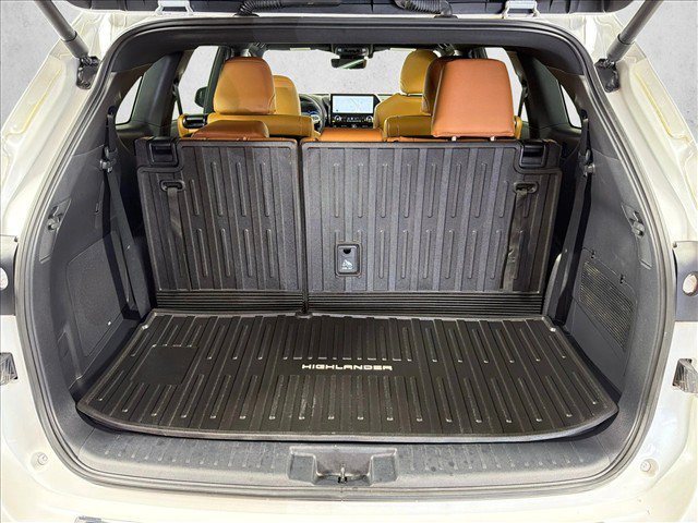 Used 2024 Toyota Highlander Platinum FWD image 20