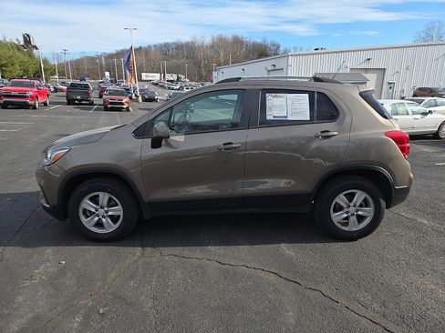 Used 2022 Chevrolet Trax LT w/ LT Convenience Package image 6