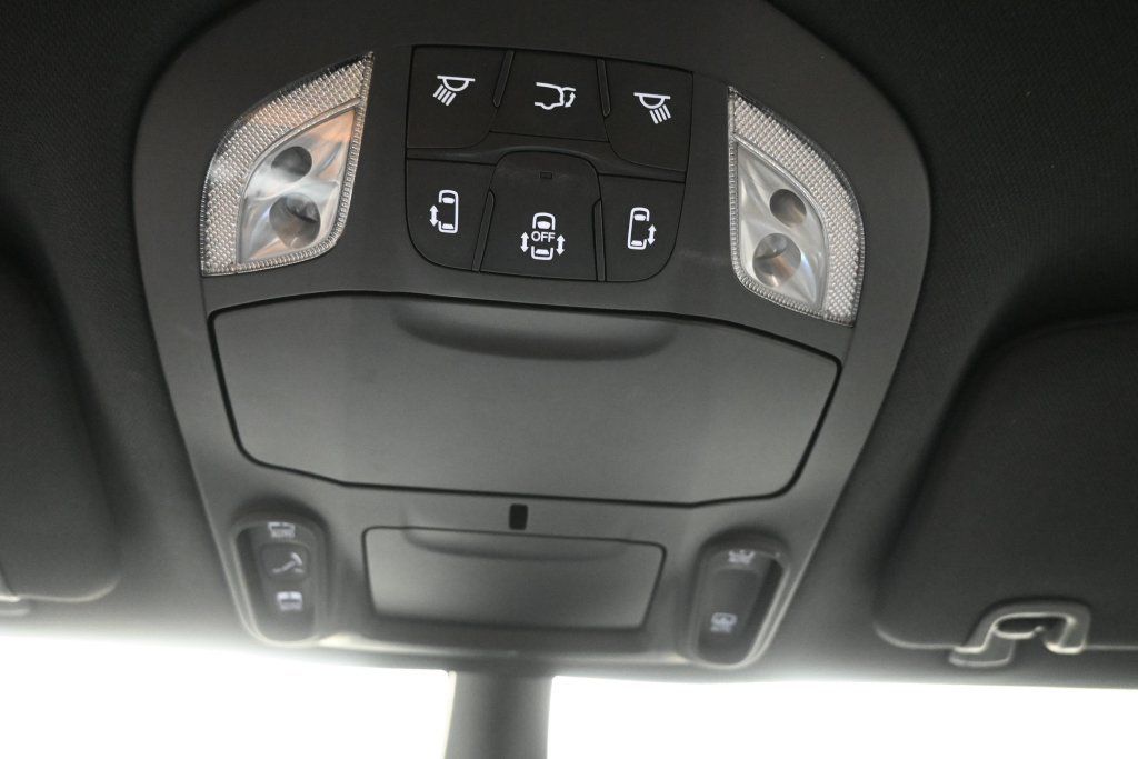 Used 2025 Chrysler Pacifica Limited FWD image 23