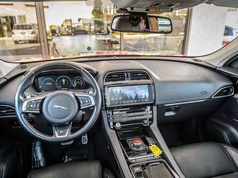 Used 2018 Jaguar F-PACE R-Sport image 24
