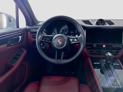 Certified 2024 Porsche Macan AWD/4WD image 25