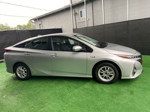 Used 2022 Toyota Prius Prime Limited FWD image 3