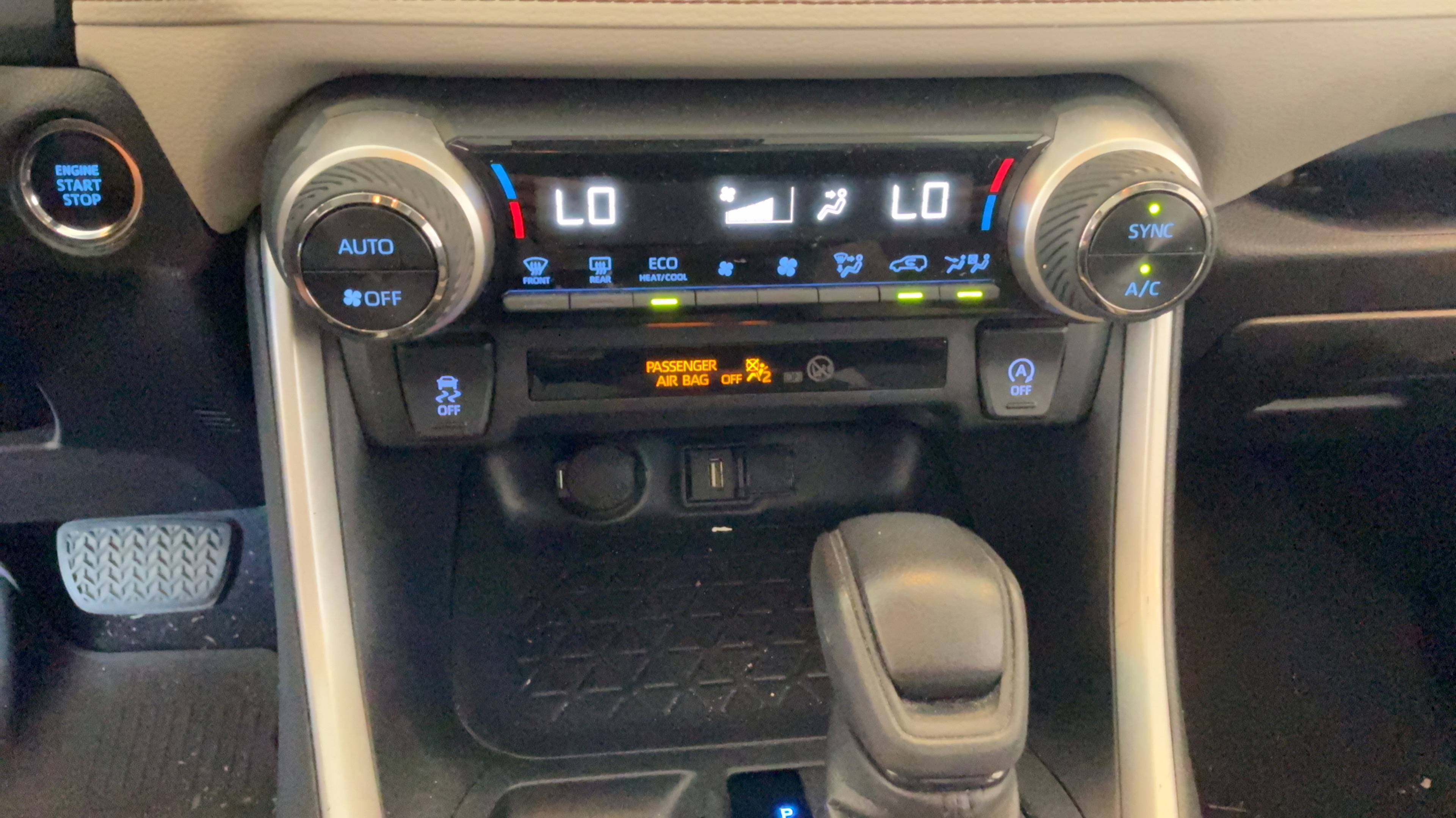 Used 2021 Toyota RAV4 XLE w/ Convenience Package FWD image 14