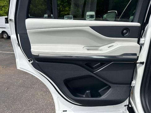 New 2026 Lincoln Navigator Premiere AWD/4WD image 21