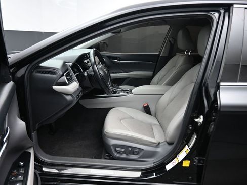 Used 2019 Toyota Camry XSE image 11