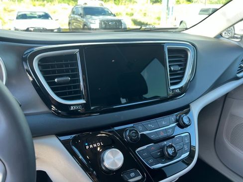 Used 2024 Chrysler Pacifica Touring-L FWD image 32