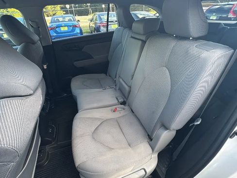 Used 2022 Toyota Highlander LE FWD image 17