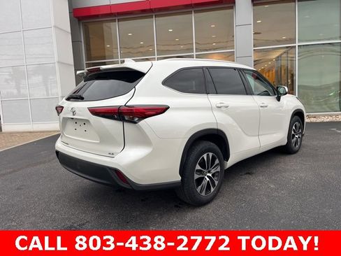 Used 2021 Toyota Highlander XLE image 3