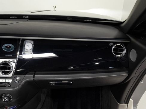 Used 2019 Rolls-Royce Dawn RWD image 54