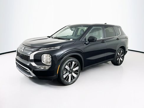 Used 2025 Mitsubishi Outlander SE FWD image 3