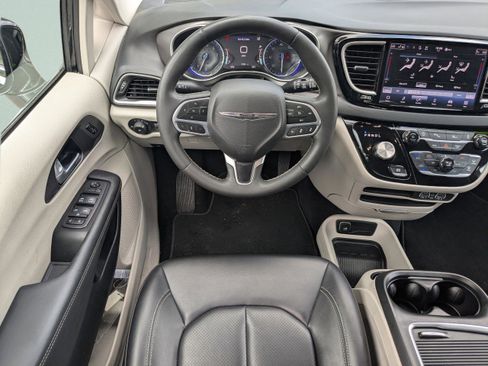 Used 2024 Chrysler Pacifica Touring-L image 14