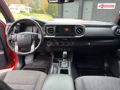 Used 2018 Toyota Tacoma TRD Sport image 17