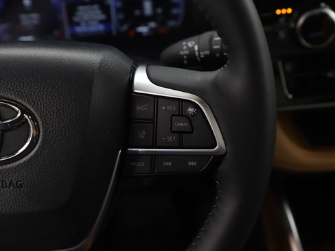 Used 2025 Toyota Highlander Platinum image 19