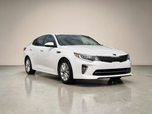 Used 2018 Kia Optima S FWD image 1
