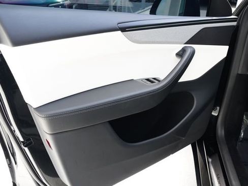 Used 2026 Tesla Model Y 2WD image 33
