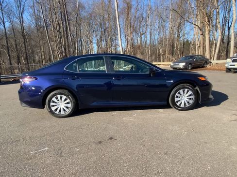 Used 2021 Toyota Camry LE image 10