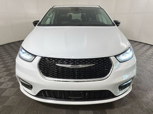 Used 2024 Chrysler Pacifica Touring-L FWD image 8