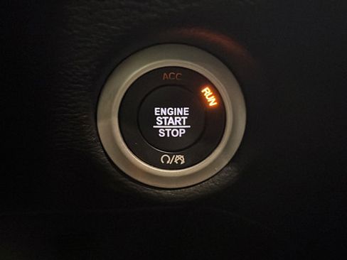 Used 2023 Chrysler Pacifica Pinnacle FWD image 23