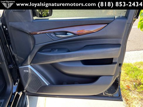 Used 2018 Cadillac Escalade ESV Luxury RWD image 38