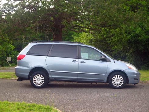 Used 2010 Toyota Sienna LE FWD image 4