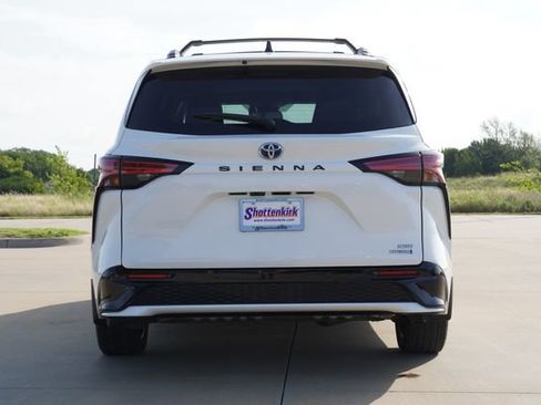 Used 2023 Toyota Sienna XSE FWD image 7