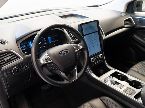 Used 2023 Ford Edge Titanium image 3