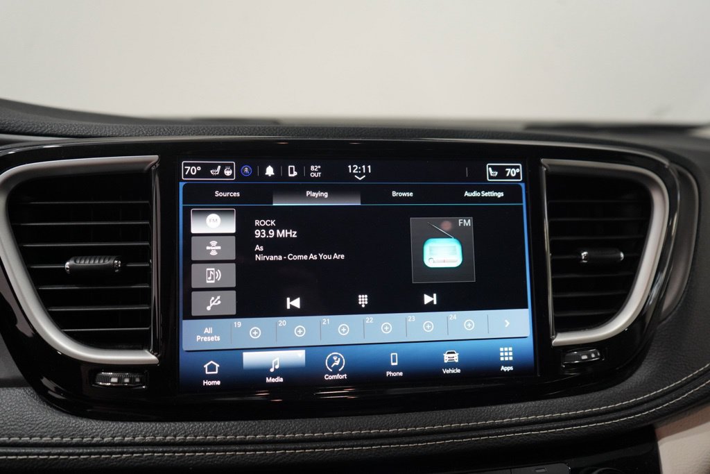 Used 2023 Chrysler Pacifica Touring-L FWD image 25
