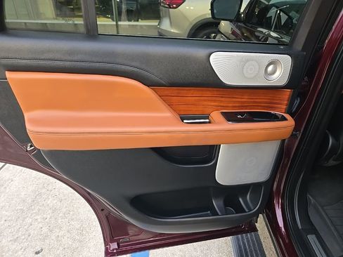 Used 2019 Lincoln Navigator Reserve AWD/4WD image 8