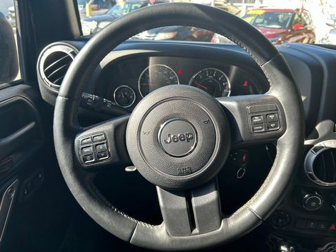 Used 2015 Jeep Wrangler Unlimited Rubicon w/ Connectivity Group image 10