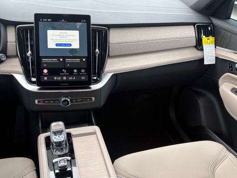 New 2025 Volvo XC90 T8 Core image 12