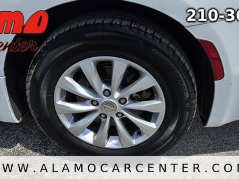 Used 2017 Chrysler Pacifica Touring-L FWD image 12